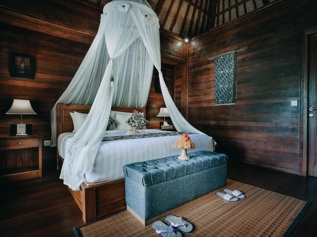 Bale Gede Lembongan Family Room with Balcony